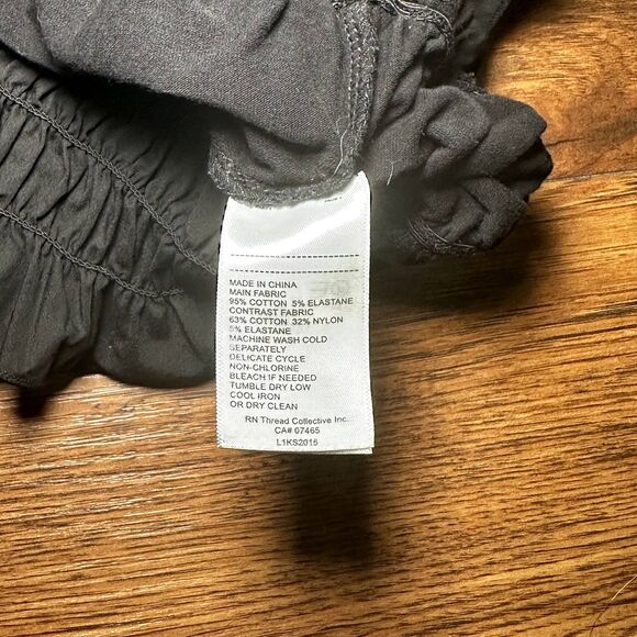 Laundry by Shelli Segal Black cropped top Smocked hem cap sleeve Small EUC - Picture 6 of 6